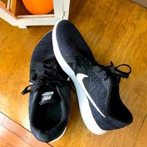 Ladies 8.5 W Nike black sneakers